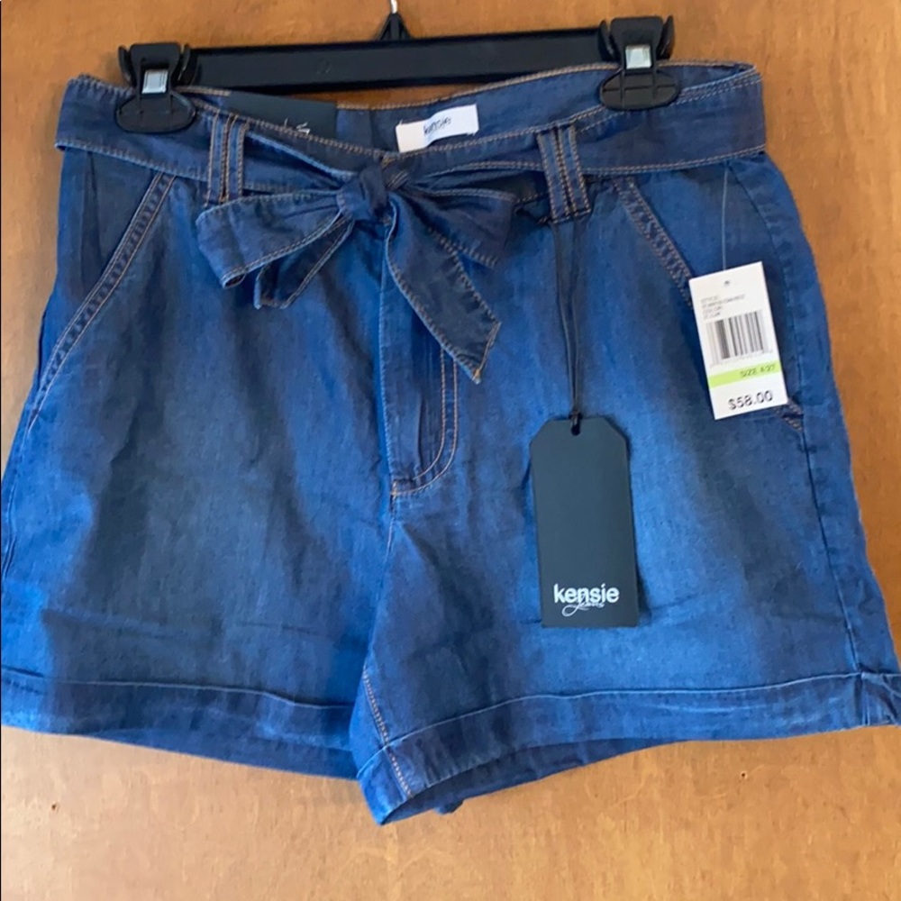 Kensie shorts. NWT.  Size 4/27